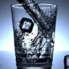 Vaso de agua con burbujas