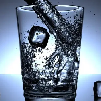 Vaso de agua con burbujas