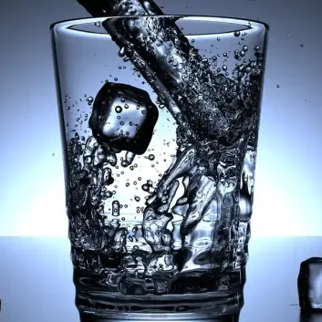 Vaso de agua con burbujas